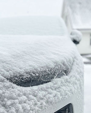 Husker du at fjerne sne og frost fra bilens lygter?